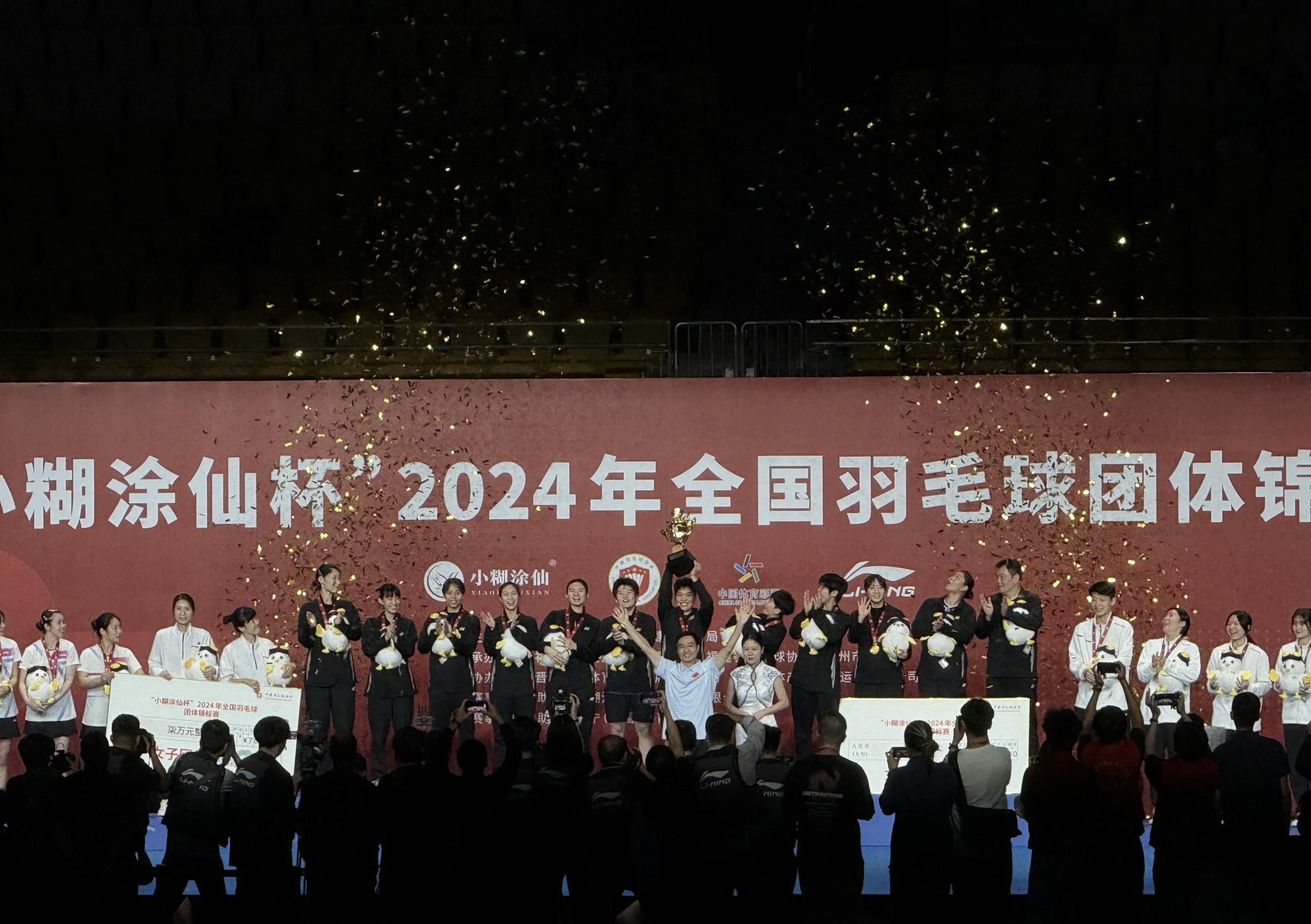 九游娱乐官网入口-羽毛球对决群雄逐鹿，球场上的风云变幻的简单介绍