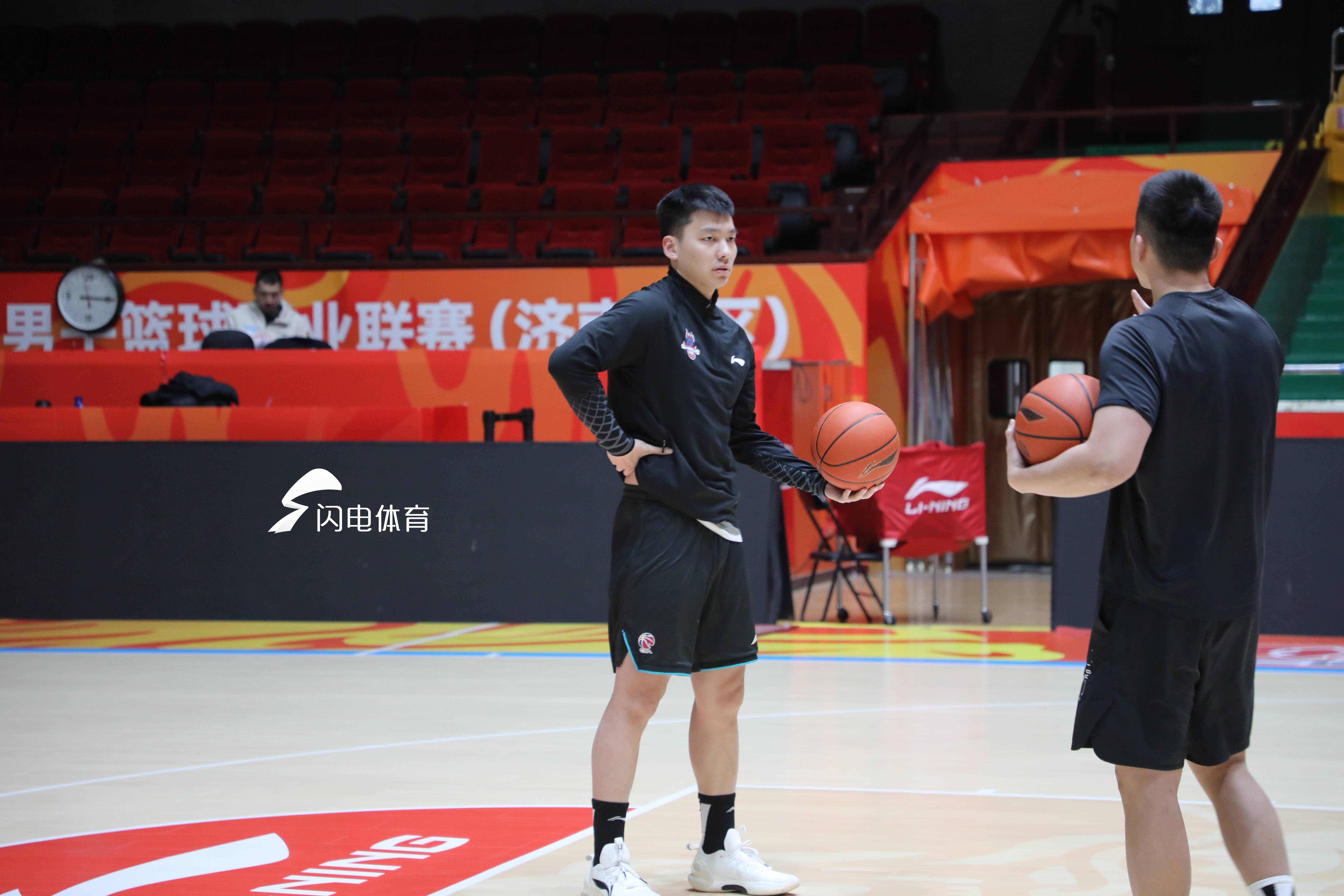 山东男篮备战对抗福建队，全队精神抖擞的简单介绍