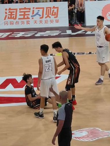 叶润峰全场16中4，三分14中2得到10分3板2助1抢断