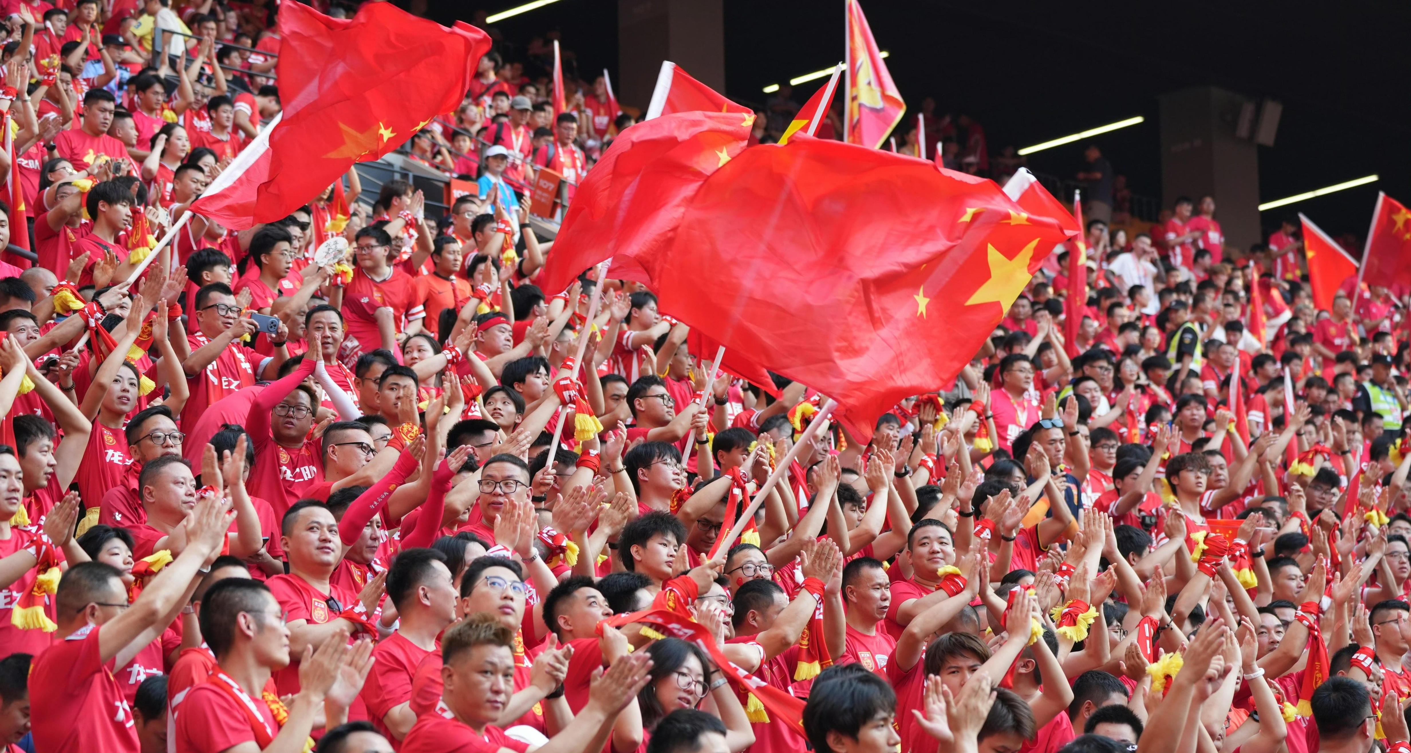 关于现场氛围火爆！球迷们为自己心仪的球队加油助威的信息