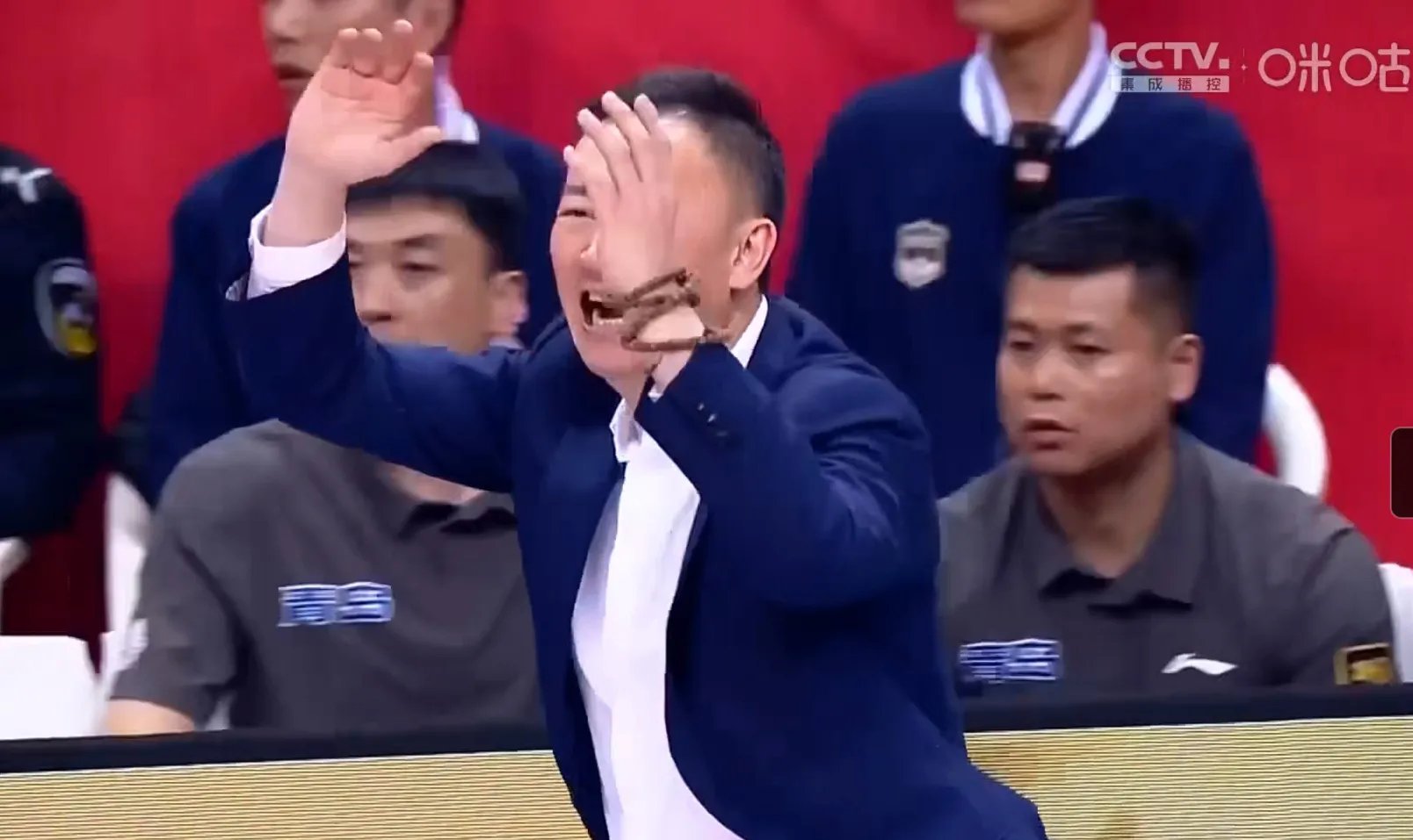篮球赛事揭秘：关键战局再现，实力对碰火花四射