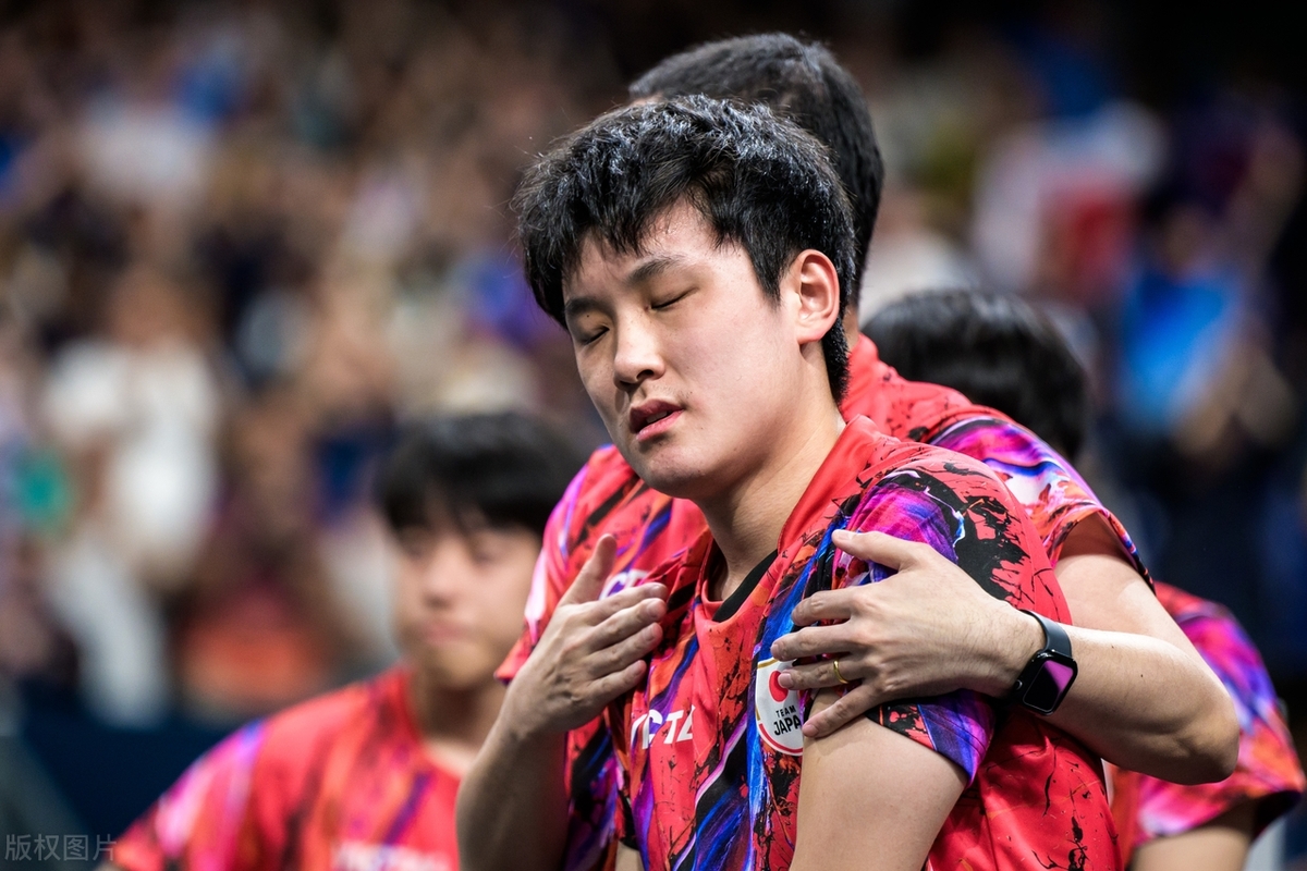 运动员们奋勇争先，赛场上掀起波澜